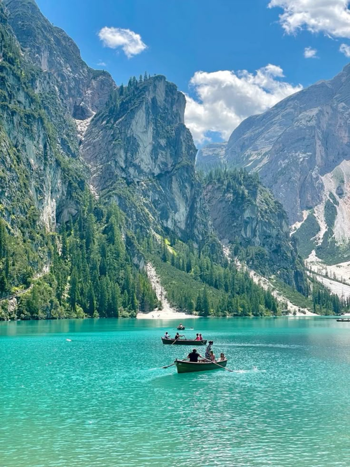 Lago di Braies · barcos